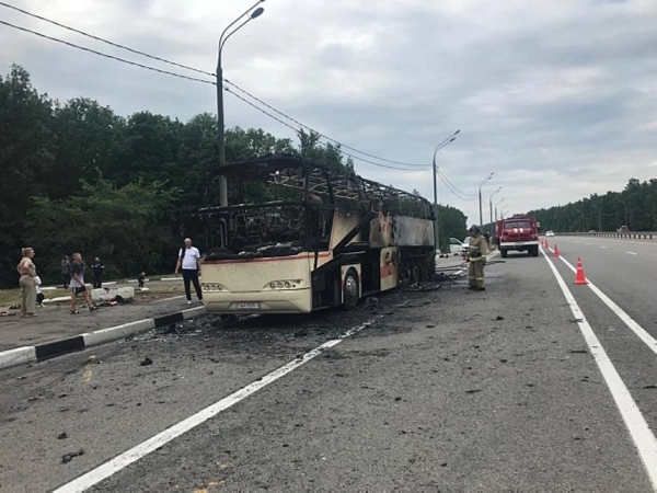 Туравтобус из Беларуси сгорел на трассе «Дон» в Липецкой области