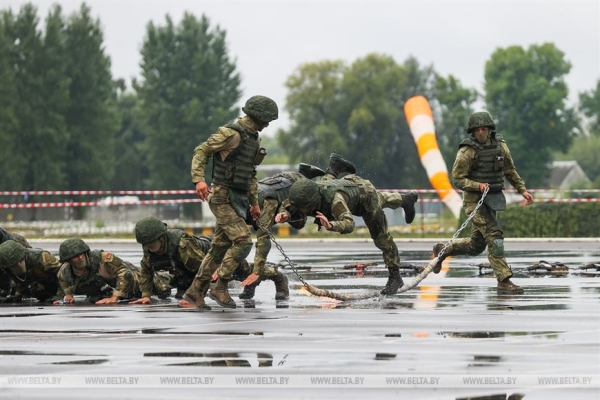 В Бресте празднуют День ВДВ. Фото и видео из 38-й бригады