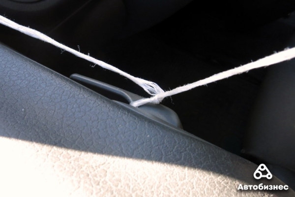 Как открыть дверь авто, если ключи остались внутри? Проверка народных способов