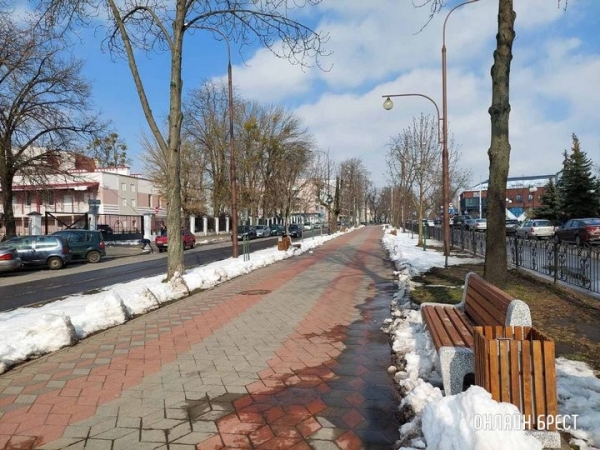 Новые скамейки появились на улице Гоголя в Бресте