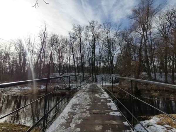 Встретились зима и весна. В парке в Высоком можно застать обе поры года (Брестская область)