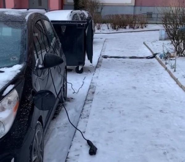 Поставил на зарядку электрокар из квартиры – соседи вызвали милицию. Можно ли заряжать машину из окна