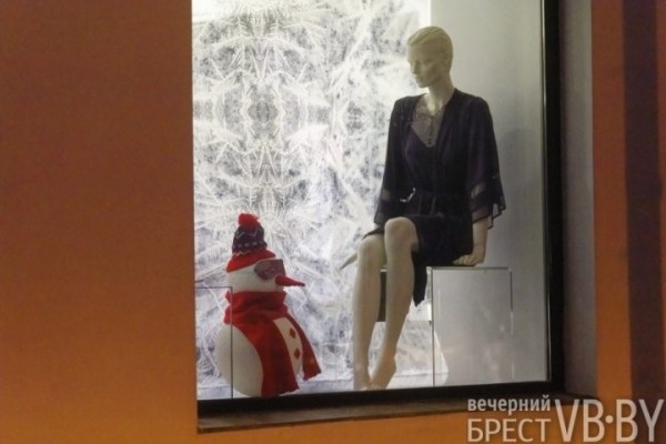 Посмотрите, как брестские заведения украсили витрины к Новому году