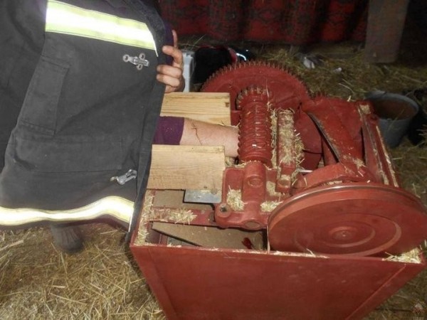 В Могилёвской области руку женщины зажало в сенодробилке