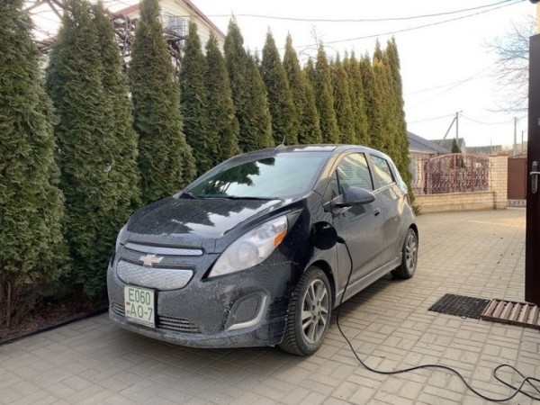 Поставил на зарядку электрокар из квартиры – соседи вызвали милицию. Можно ли заряжать машину из окна