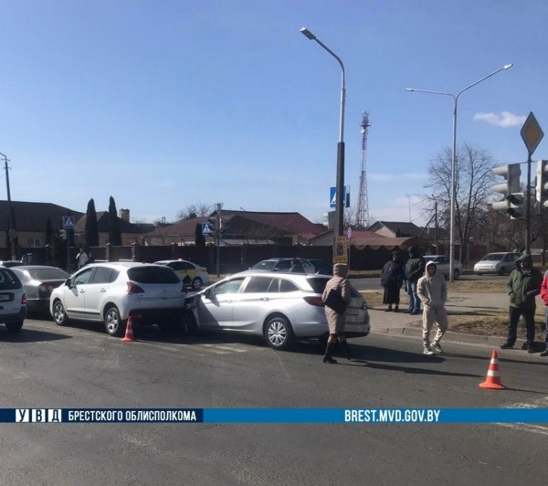 В Пинске столкнулись 4 авто