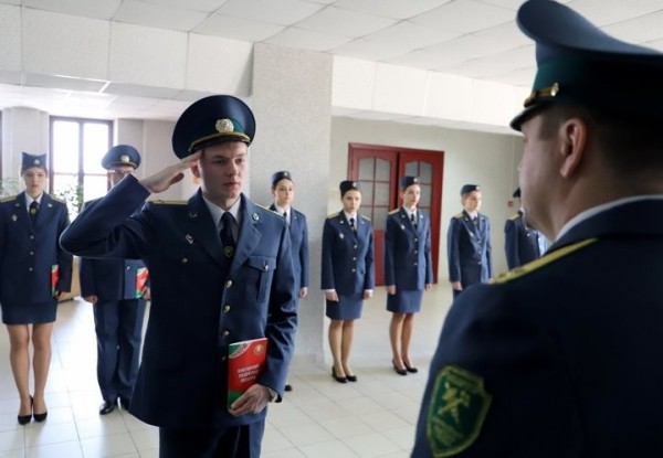 Молодые сотрудники Брестской таможни принесли присягу