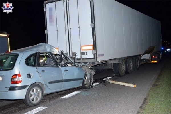 В Польше водитель Renault въехал в фуру белоруса и погиб В Польше водитель Renault въехал в фуру белоруса и погиб