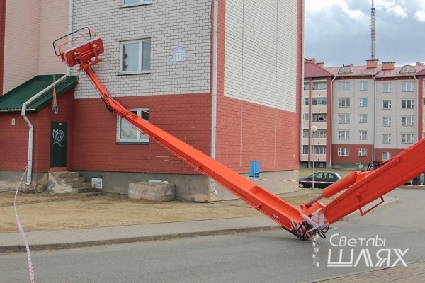 В Сморгони во время ремонта многоэтажки рухнула автовышка с рабочими