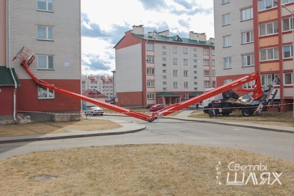 В Сморгони во время ремонта многоэтажки рухнула автовышка с рабочими