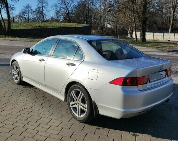 «Начинал продавать за $7 850, а сегодня уже за семь отдаю!» Сколько готовы уступить белорусы, говоря про торг «на дорогу»