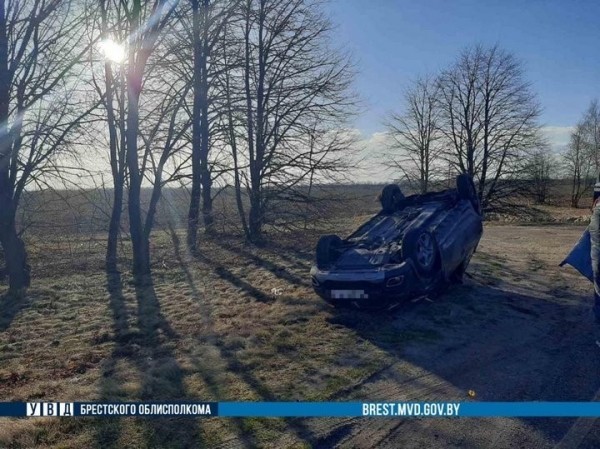 Автомобиль перевернулся. Под Брестом произошло серьёзное ДТП