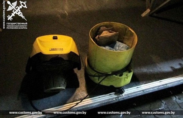 Водитель рейсового автобуса на границе спрятал кошельки для криптовалют внутри пылесоса. Случай на границе в Бресте