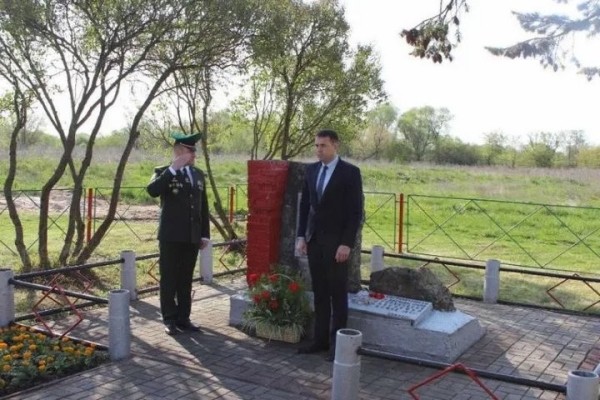 Брестские коммунальники почтили память воинов-пограничников, погибших в годы Великой Отечественной войны