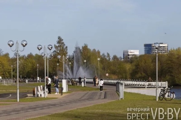 Брестчане оценили недавно открытый участок продленной Набережной. И активно там гуляют