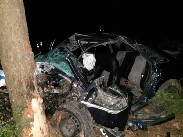 ДТП в Ивацевичском районе: работниками МЧС спасен водитель легковушки ДТП в Ивацевичском районе: работниками МЧС спасен водитель легковушки