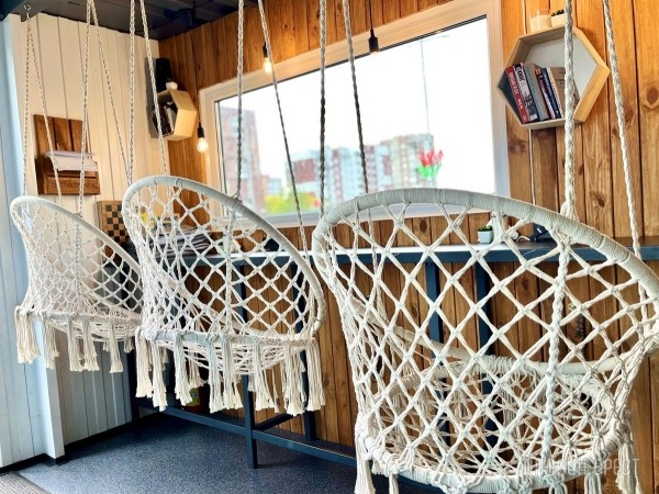 Летняя терраса на крыше кофейни из морского контейнера в Бресте Летняя терраса на крыше кофейни из морского контейнера в Бресте