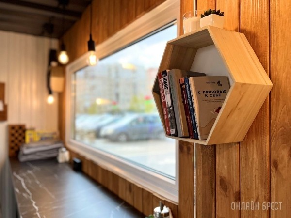 Летняя терраса на крыше кофейни из морского контейнера в Бресте Летняя терраса на крыше кофейни из морского контейнера в Бресте