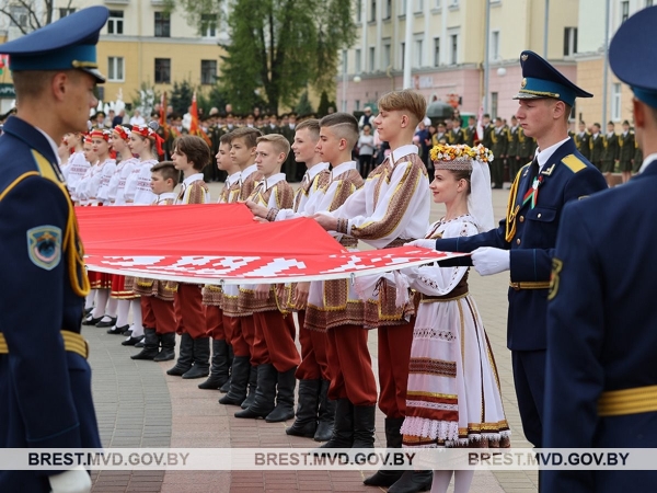 В Бресте прошли торжественные мероприятия, приуроченные ко Дню Государственного герба и флага Беларуси В Бресте прошли торжественные мероприятия, приуроченные ко Дню Государственного герба и флага Беларуси