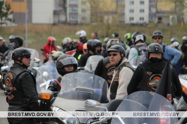 Байкеры в сопровождении ГАИ официально открыли мотосезон в Пинске