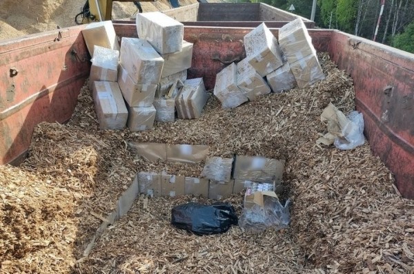 Белорус спрятал сигареты в моторе своего автомобиля и поехал в Польшу. Посмотрите на эти тайники