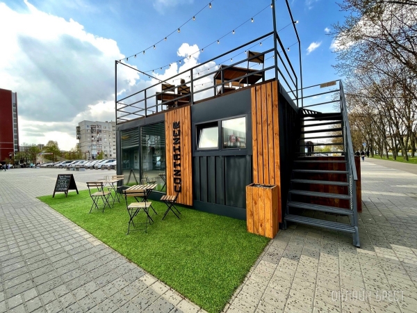 Летняя терраса на крыше кофейни из морского контейнера в Бресте Летняя терраса на крыше кофейни из морского контейнера в Бресте