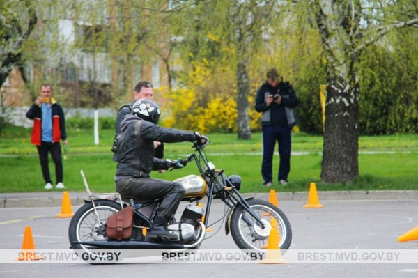 Байкеры в сопровождении ГАИ официально открыли мотосезон в Пинске