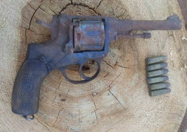 В Брестской области мужчина купил дом, начал ремонт крыши - а там пистолет и патроны