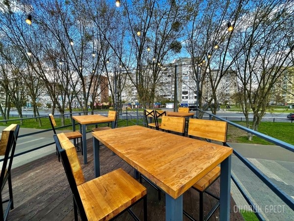 Летняя терраса на крыше кофейни из морского контейнера в Бресте Летняя терраса на крыше кофейни из морского контейнера в Бресте