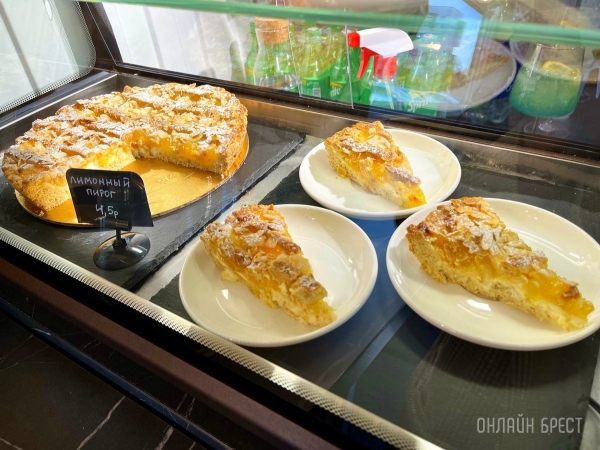 Летняя терраса на крыше кофейни из морского контейнера в Бресте Летняя терраса на крыше кофейни из морского контейнера в Бресте