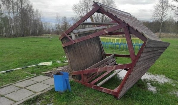 Пошутили: 16-летние девушки перевернули беседку, еще две повредили