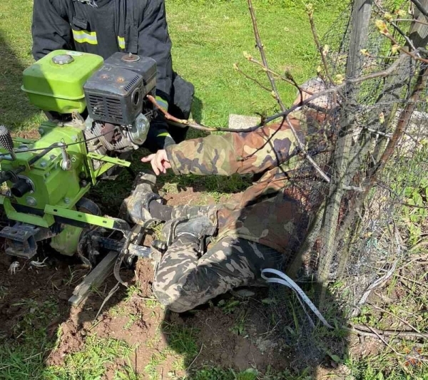 В Могилевском районе пенсионера зажало в мотокультиваторе