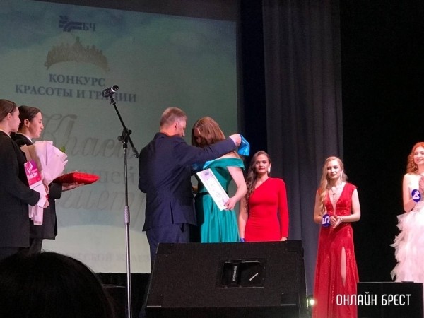 Самой обаятельной железнодорожницей страны стала девушка из Бреста