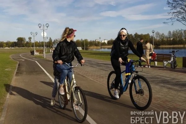 Брестчане оценили недавно открытый участок продленной Набережной. И активно там гуляют