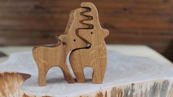 «Бизнес приносит до 4 тысяч рублей в месяц». Посмотрите, как семейная пара зарабатывает на handmade сувенирах