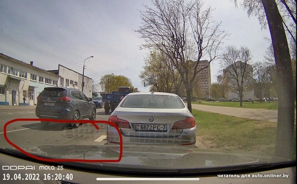 Кто-то облил десятки припаркованных машин гидравлическим маслом. Виновник попал на видео?