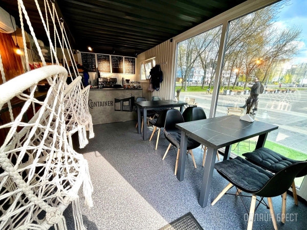 Летняя терраса на крыше кофейни из морского контейнера в Бресте Летняя терраса на крыше кофейни из морского контейнера в Бресте
