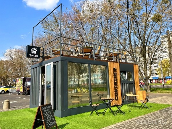 Летняя терраса на крыше кофейни из морского контейнера в Бресте Летняя терраса на крыше кофейни из морского контейнера в Бресте