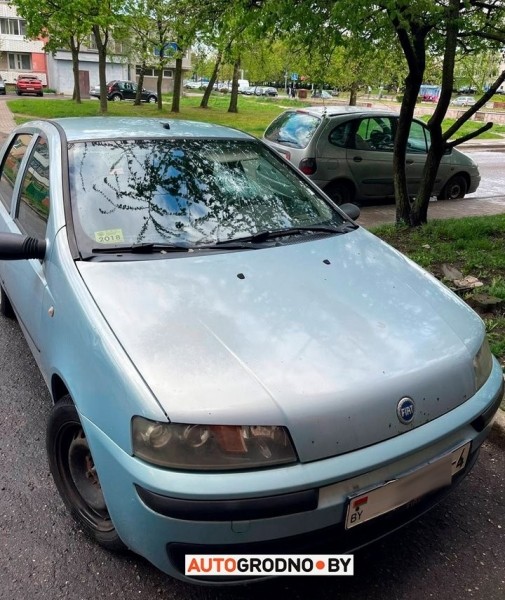 В Гродно кусок стены откололся от многоэтажки и упал на FIAT