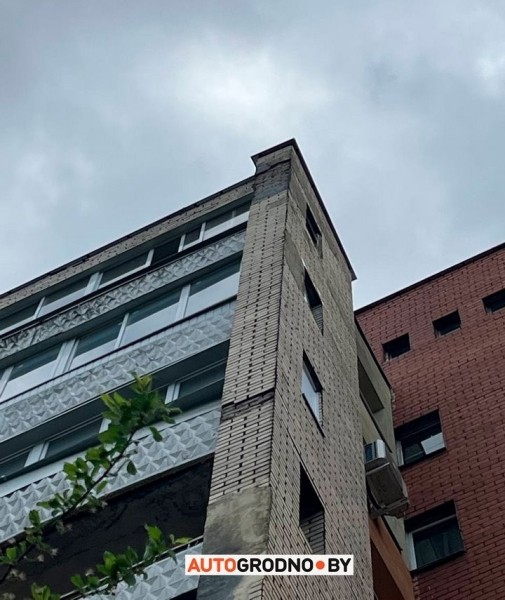 В Гродно кусок стены откололся от многоэтажки и упал на FIAT