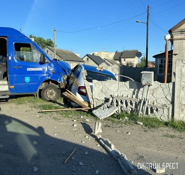 
                Очевидец: ДТП в Бресте на Киевке. Маршрутка врезалась в такси - машина протаранила забор
            