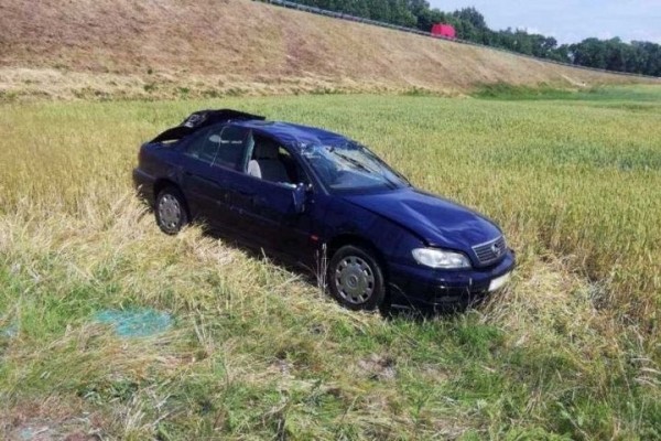 На М1 под Кобрином перевернулась машина, но никто не пострадал — спасли ремни безопасности