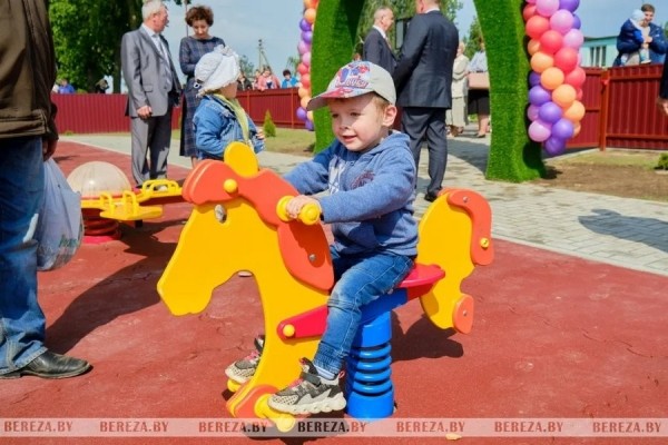 Новую детскую площадку открыли в Нарутовичах (Брестская область)