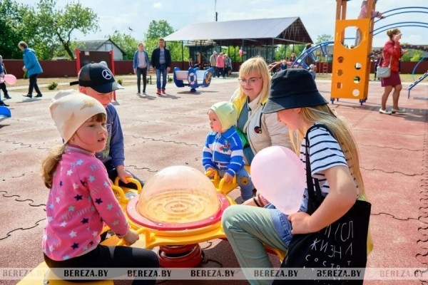 Новую детскую площадку открыли в Нарутовичах (Брестская область)
