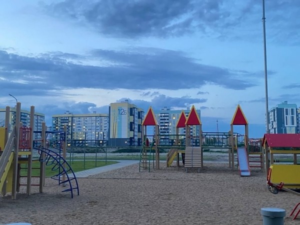 В Бресте на улице Мытной завершён монтаж детского игрового комплекса