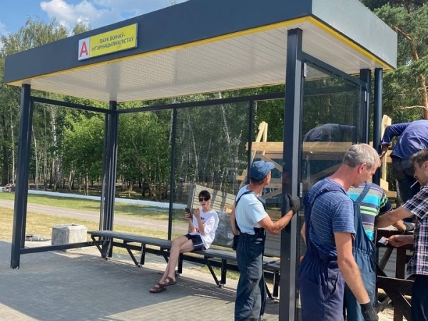 В Бресте смонтирована новая остановка. Появятся и новые скамейки