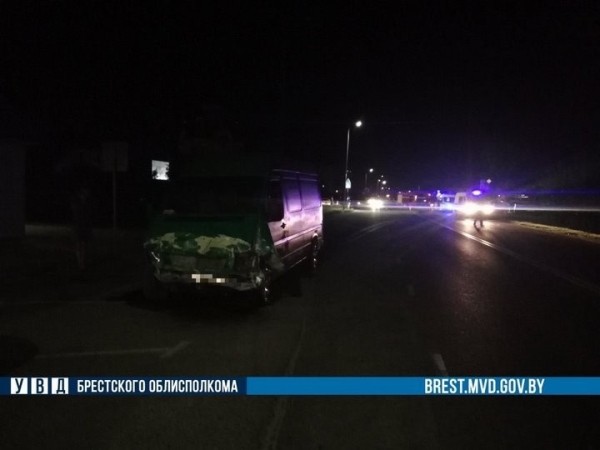 Появились подробности ДТП в Кобрине, в котором перевернулся автомобиль такси. Кто виноват?