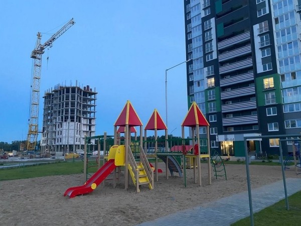 В Бресте на улице Мытной завершён монтаж детского игрового комплекса