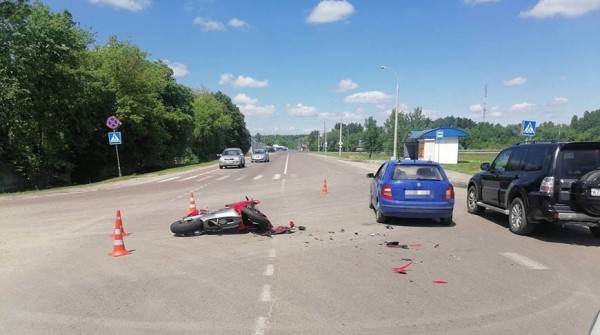 Легковушка сбила 18-летнего мотоциклиста в Бресте