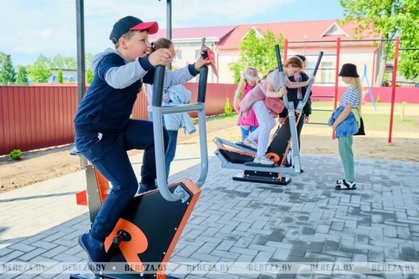 Новую детскую площадку открыли в Нарутовичах (Брестская область)